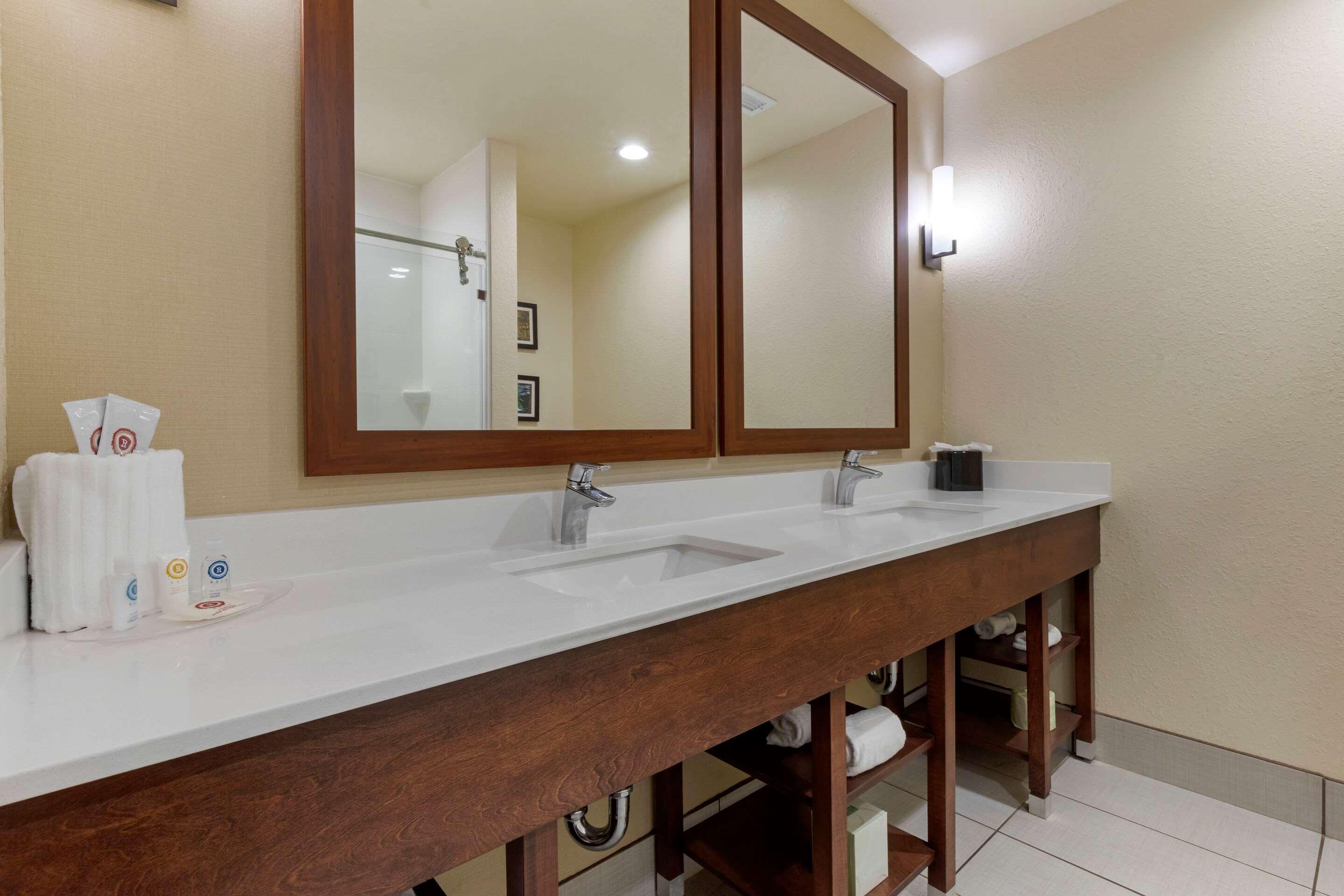 Comfort Suites Greenville South Piedmont Экстерьер фото