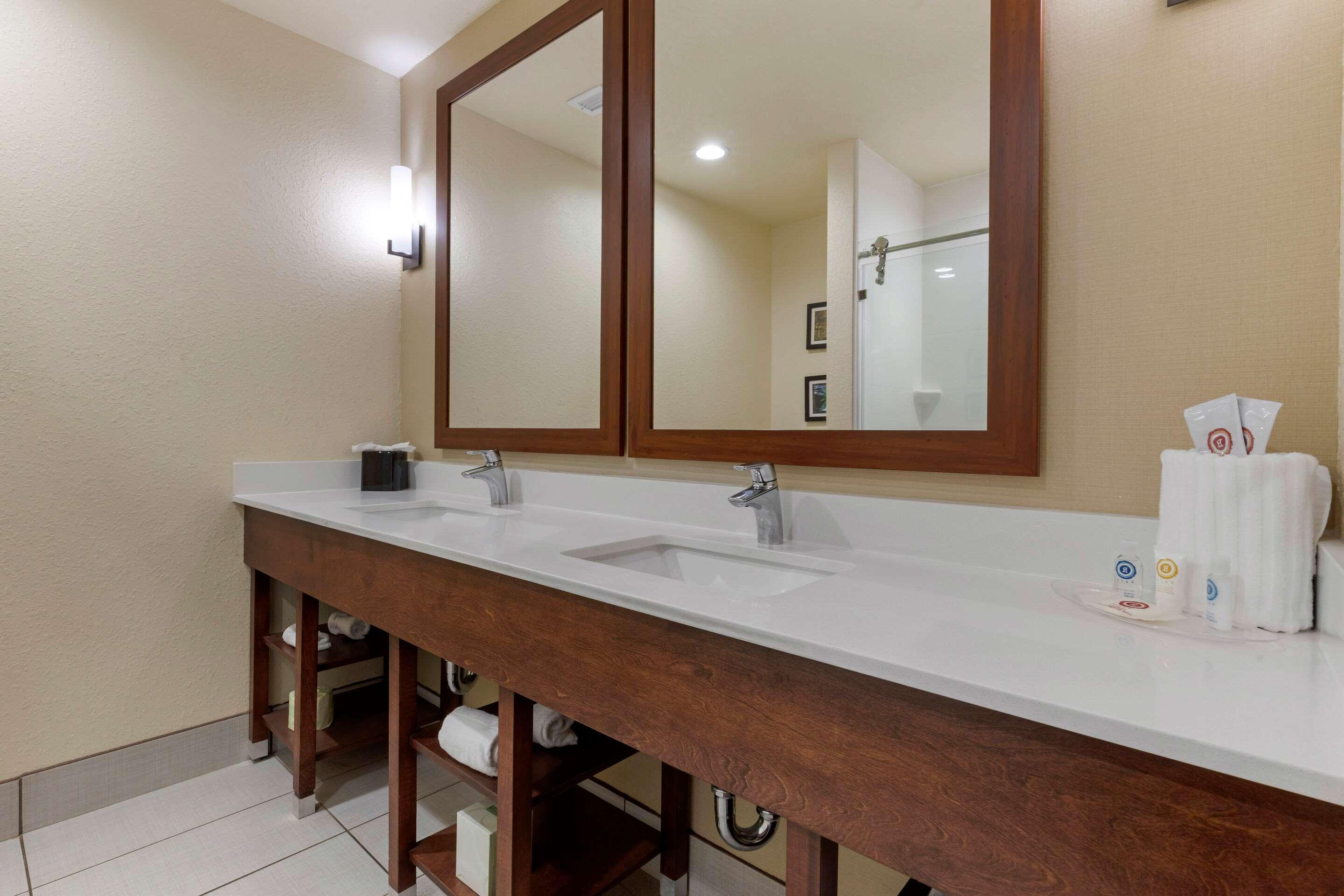 Comfort Suites Greenville South Piedmont Экстерьер фото